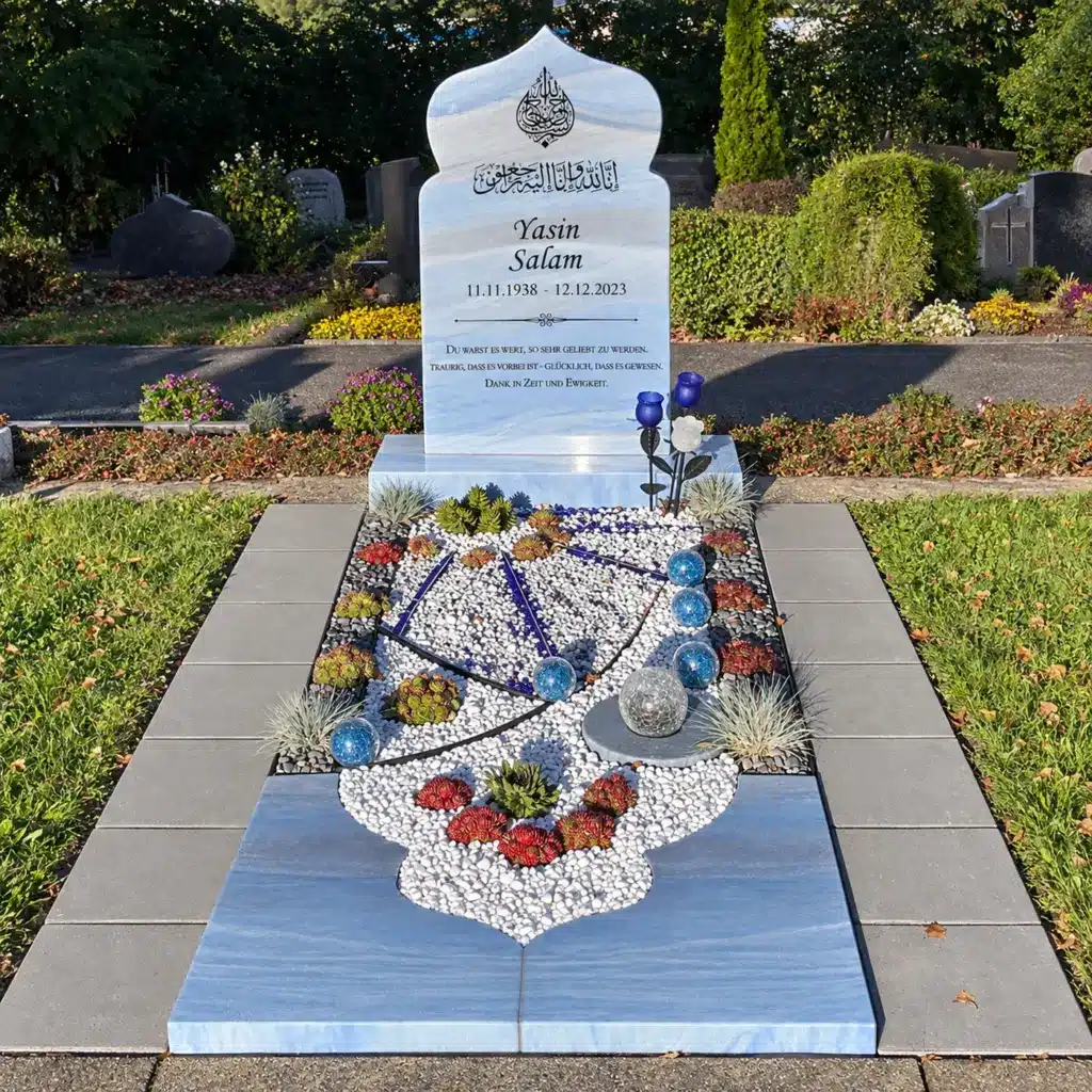 Einzelgrabstein Modell Minaar aus Azul Macaubas Quarzit mit Teilabdeckung auf dem Friedhof