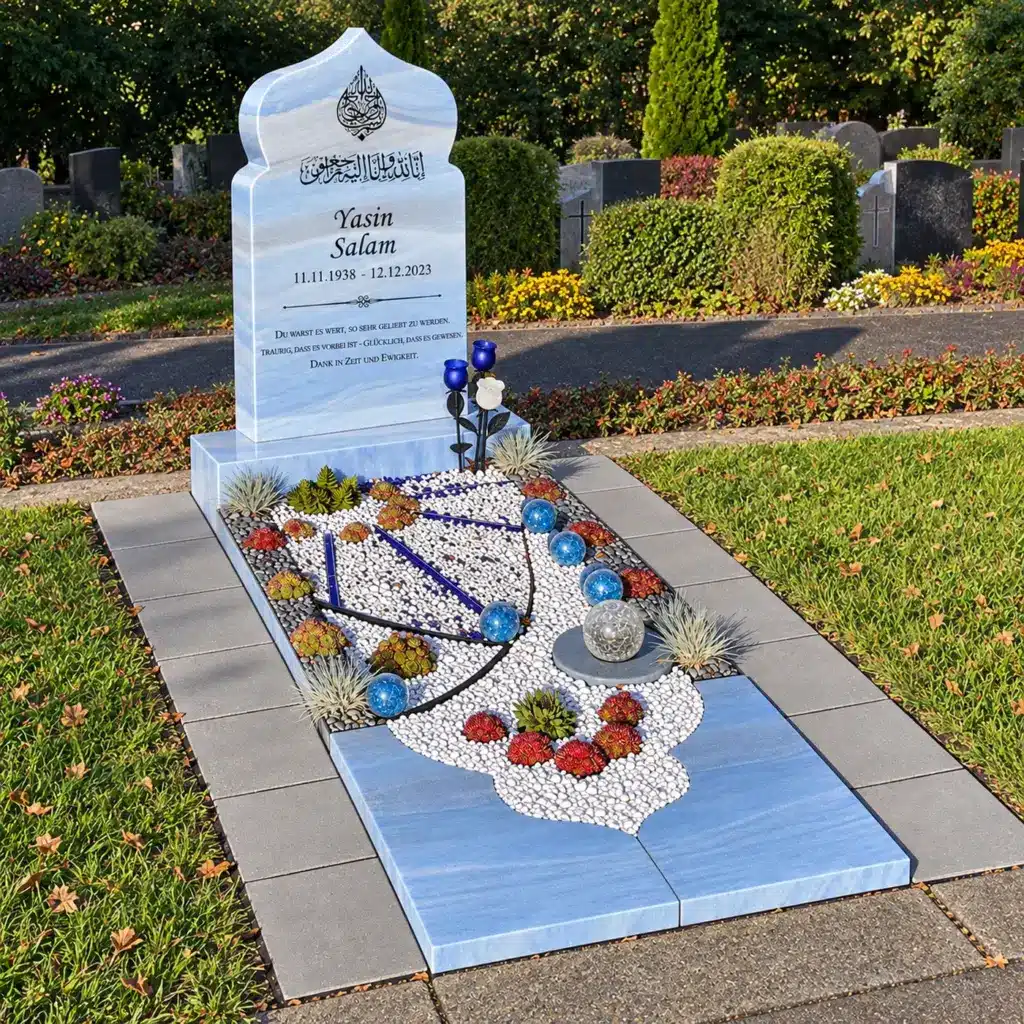 Einzelgrabanlage Minaar aus Azul Macaubas mit Teilabdeckung und Kiesfeld auf dem Friedhof