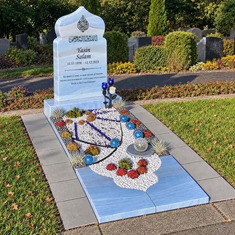 Einzelgrabanlage Minaar aus Azul Macaubas mit Teilabdeckung und Kiesfeld auf dem Friedhof