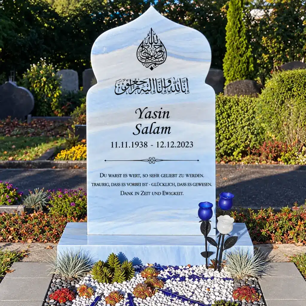 Einzelgrabstein Modell Minaar aus Azul Macuabas Granit auf dem Friedhof