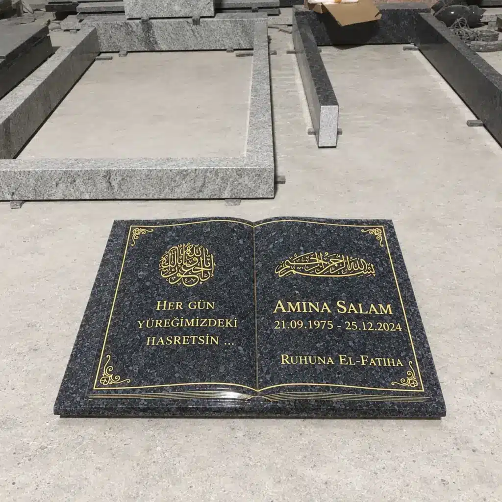 Einzelgrabstein Modell Kitab aus Butterfly Blue Granit in der Werkstatt