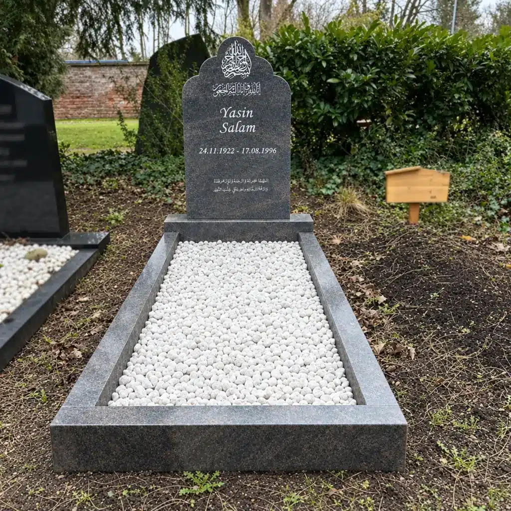 Einzelgrabstein Modell Anisa aus Himalaya Blue Granit auf dem Friedhof