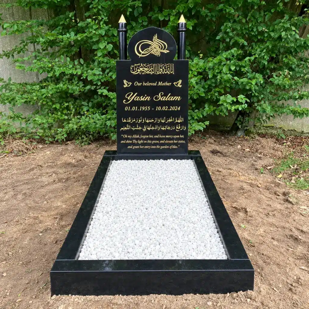 Einzelgrabstein Modell Minaratul-Fajr aus Indian Black Granit auf dem Friedhof
