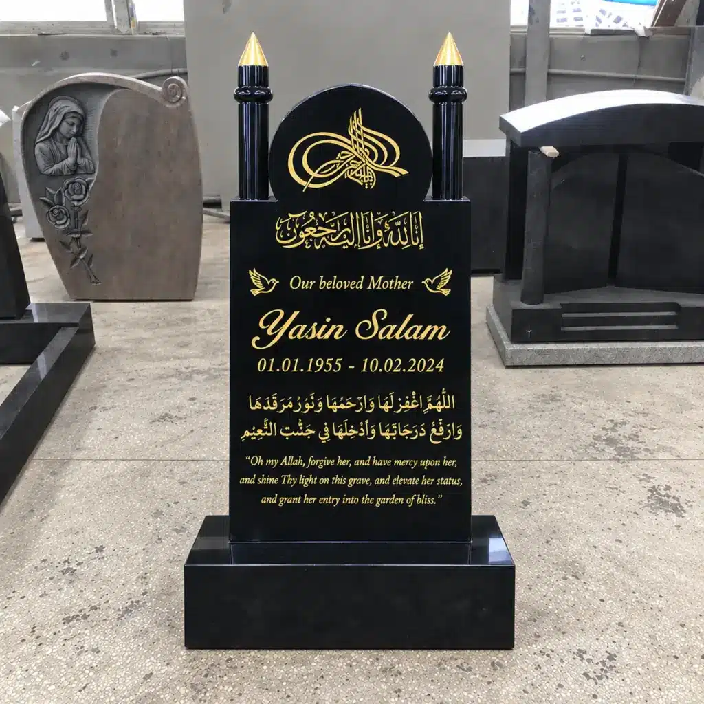Einzelgrabstein Modell Minaratul-Fajr aus Indian Black Granit in der Werkstatt