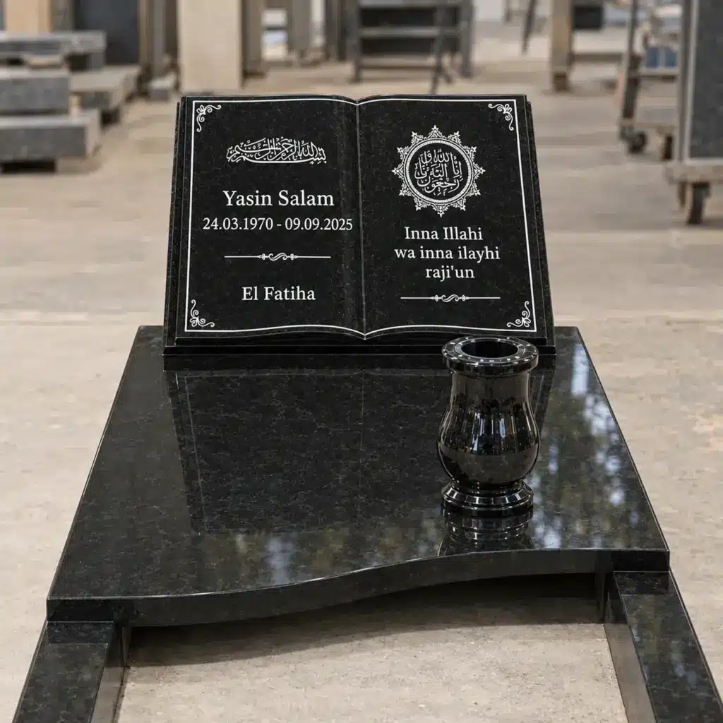 Liegender Grabstein Modell Kitab aus Indian Black Granit in der Werkstatt