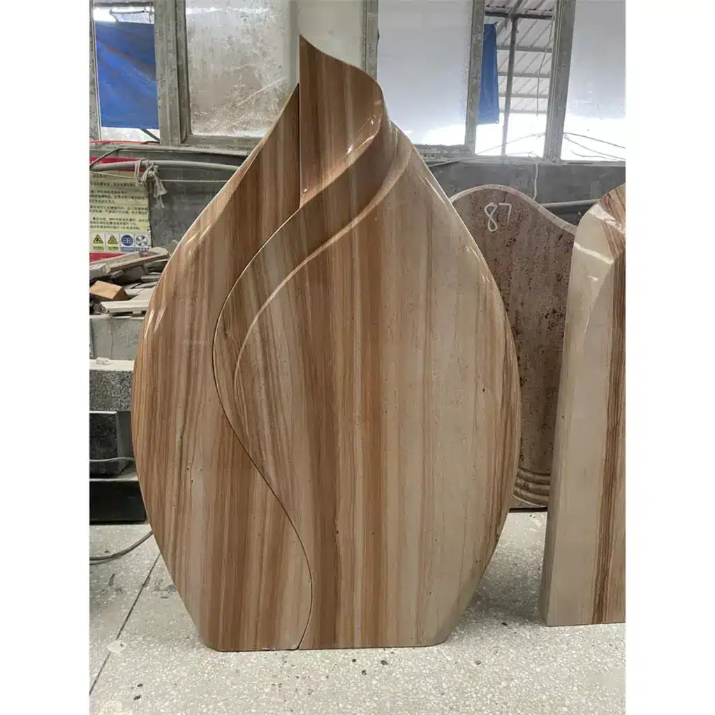 Grabstein aus Indian Woodland Sandstein in Flammenform in der Werkstatt