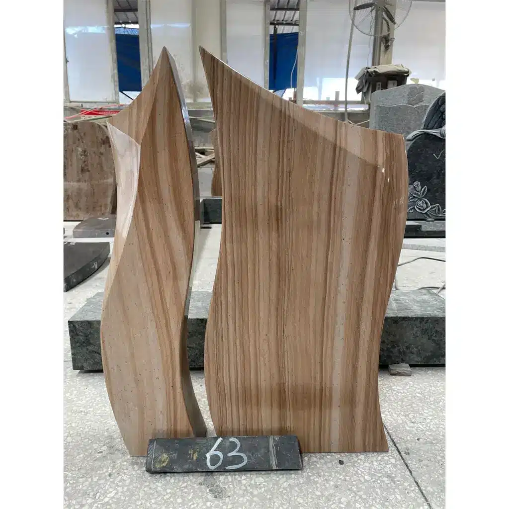 Zweiteiliger Grabstein aus Indian Woodland Sandstein in Wellenform in der Werkstatt