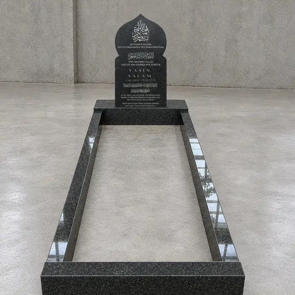 Einzelgrabstein Modell Zahra aus Nero Impala Granit in der Werkstatt