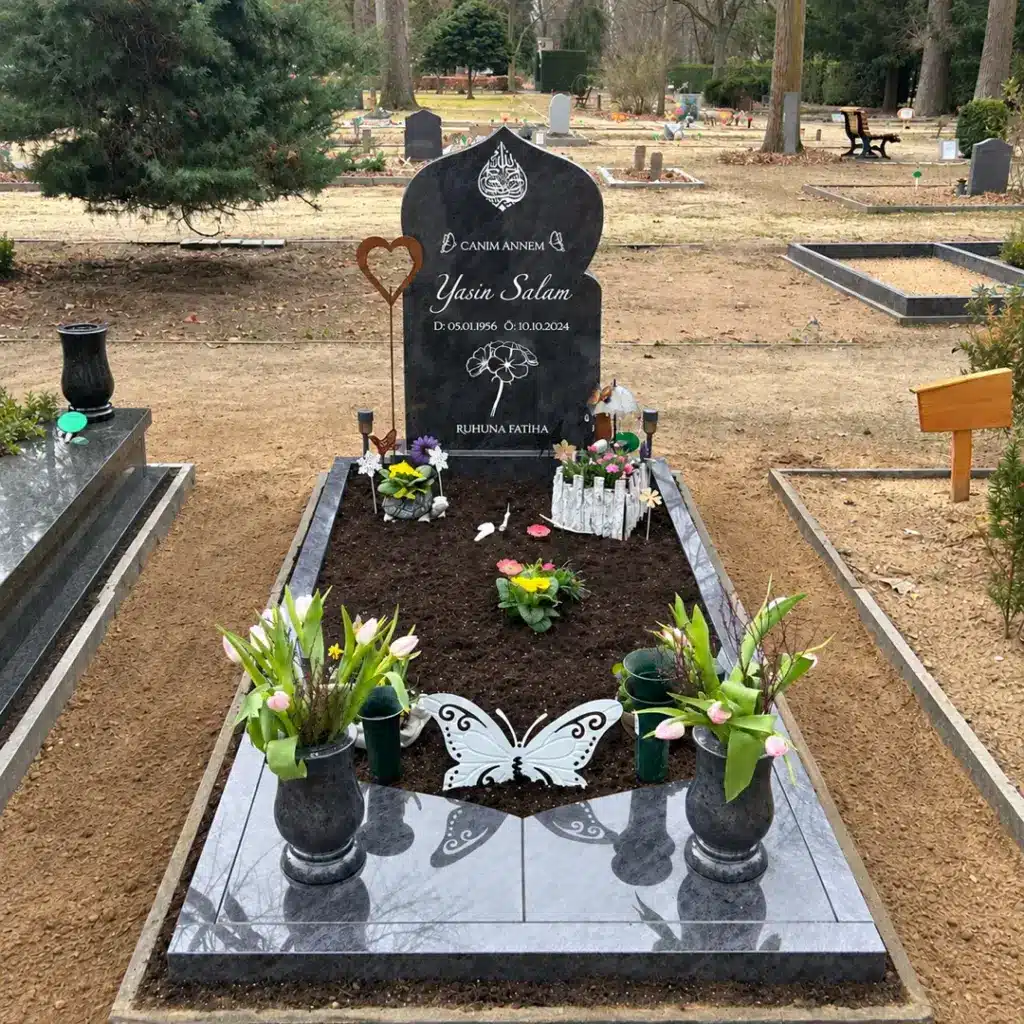 Einzelgrabstein Modell Zahra aus Orion Blue Granit auf dem Friedhof