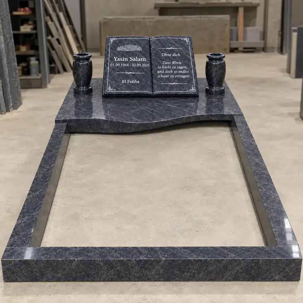 Liegender Grabstein Modell Kitab aus Orion Blue Granit in der Werkstatt