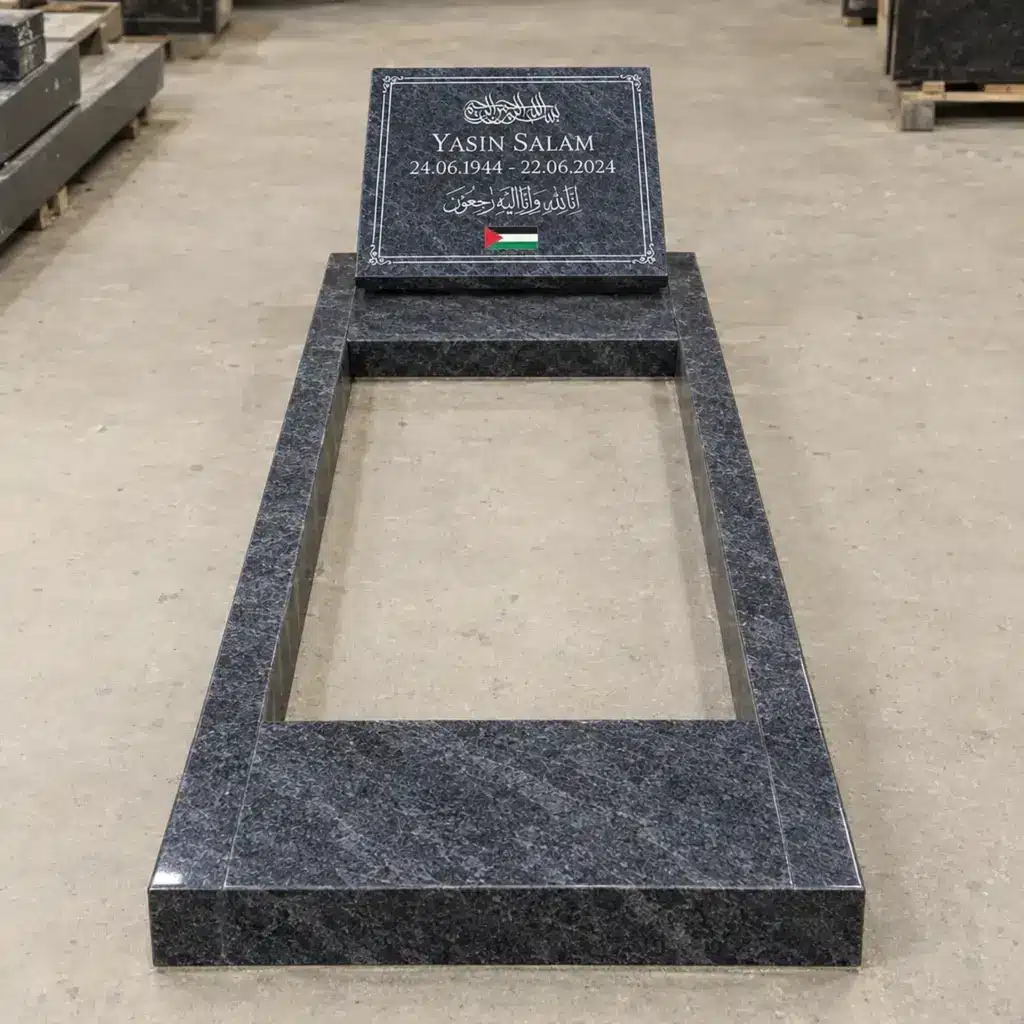 Liegender Grabstein Modell Linea aus Orion Blue Granit in der Werkstatt